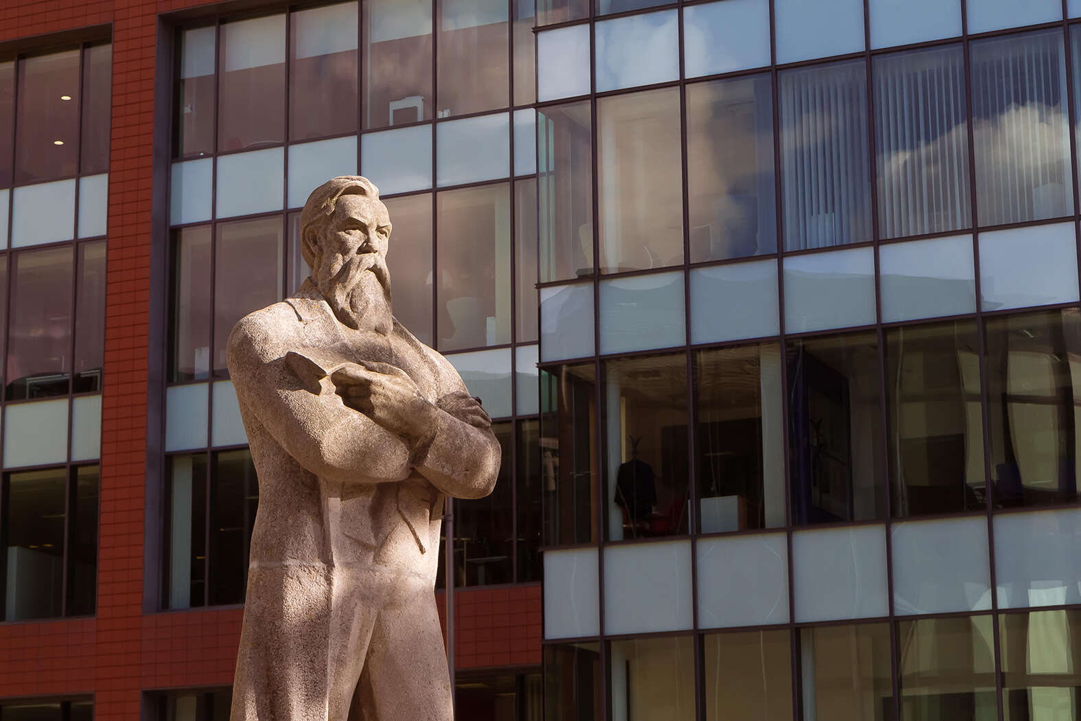 Tearing down the statue of Friedrich Engels won't help Ukraine